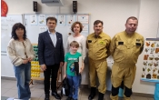 Uczeń klasy II z Panem Wójtem, Panią Dyrektor, Wychowawczynią i Strażakami