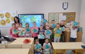 uczniowie kl. 2 z pracami plastycznymi