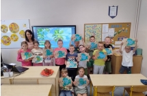 uczniowie kl. 2 z pracami plastycznymi