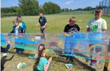 uczniowie kl.3 maluja na folii farbami Lake Przyjazni (1)