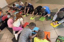 Uczniowie klas 1-3 wykonujacy zadanie Lancuch przyjaznych dloni.