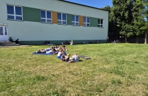 Uczniowie podczas akcji czytelniczej ,, Jak nie czytam, jak czytam