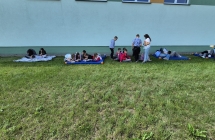 Uczniowie podczas akcji czytelniczej ,, Jak nie czytam, jak czytam