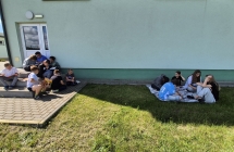 Uczniowie podczas akcji czytelniczej ,, Jak nie czytam, jak czytam