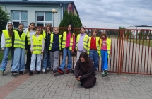 Uczniowie SP w Dziadowicach podczas pieszej wycieczki do Zygmuntówka
