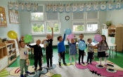 Dzieci z oddziału przedszkolnego z balonami