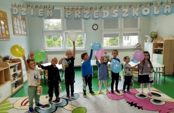 Dzieci z oddziału przedszkolnego z balonami