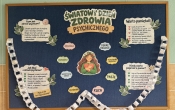 Gazetka szkolna - Swiatowy Dzien Zdrowia Psychicznego z przywieszonym lancuchem sposobow dbania o zdrowie psychiczne zrobionego przez uczniow szkoly